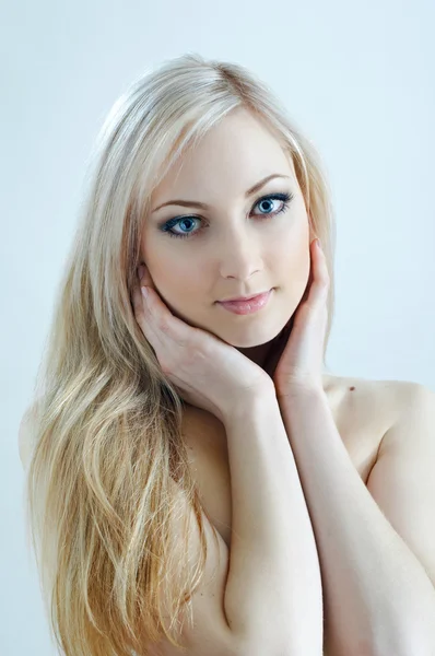 Piękna blondynka w zimne kolory — Zdjęcie stockowe