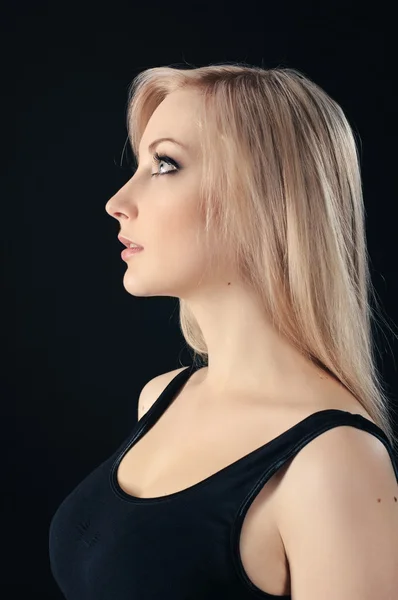 Skönhet blondin på svart — Stockfoto