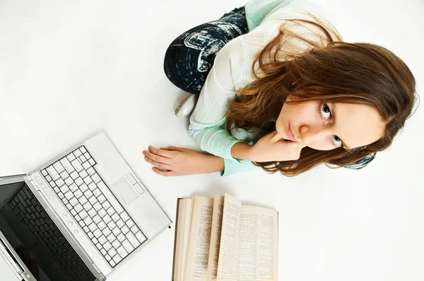 Kız dizüstü bilgisayar ve kitap — Stok fotoğraf