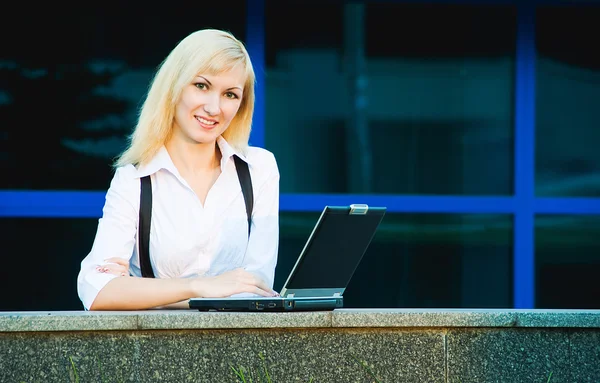 Kvinna med bärbar dator — Stockfoto
