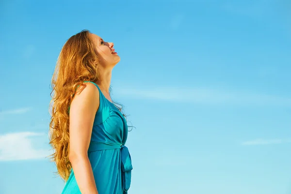 Girl and blue sky — Stock Photo, Image