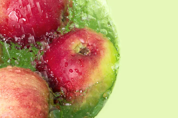 緑の背景にリンゴの洗浄 ロイヤリティフリーのストック写真