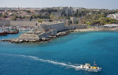 Rodos Adası'nın port denizden gördüm