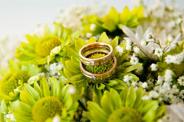 Zlaté prsteny na sadě kytice — Stock fotografie