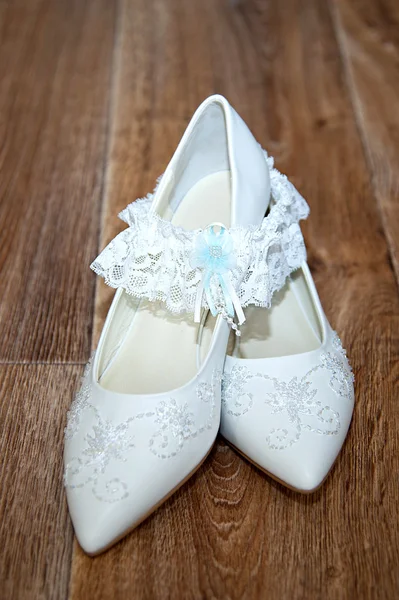 Vita skor och brud strumpeband — Stockfoto