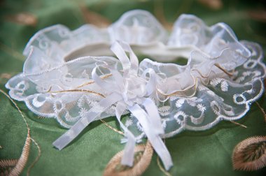 yeşil bir arka plan üzerinde beyaz jartiyer bride