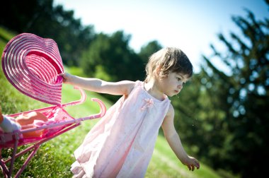 bir yaz parkta küçük bir kız