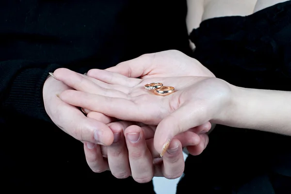Rings in the hands of the newlyweds — Stock Photo, Image