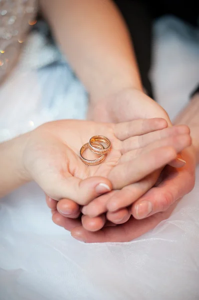 Halkalar ve elleri yeni evliler — Stok fotoğraf