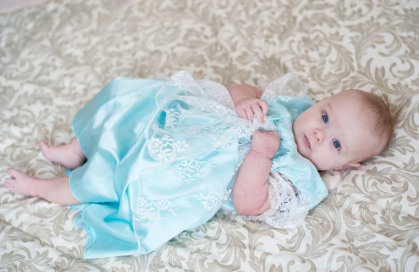 Schöne kleine Mädchen in einem Kleid — Stockfoto