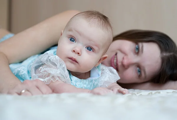 Красивая маленькая девочка с мамой — стоковое фото