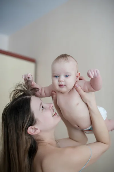 Schönes kleines Mädchen mit Mutter — Stockfoto