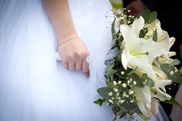 Γαμήλιο μπουκέτο στο χέρι της νύφης — Φωτογραφία Αρχείου