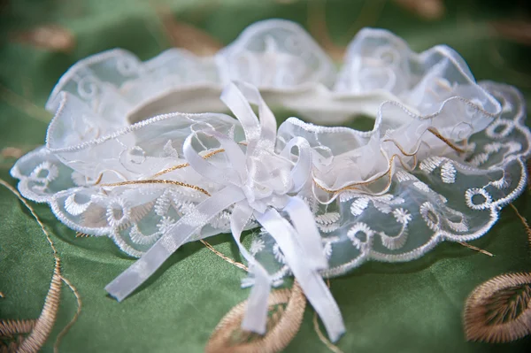 在绿色背景上的白色吊带袜新娘 — 图库照片