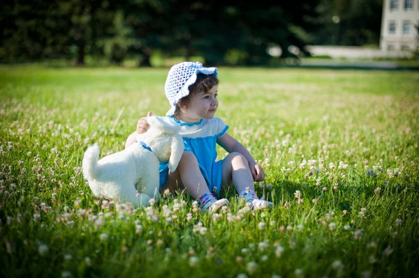Una niña en un parque de verano — Foto de Stock
