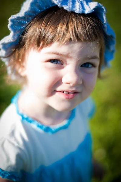 Dziewczynka w parku lato — Zdjęcie stockowe