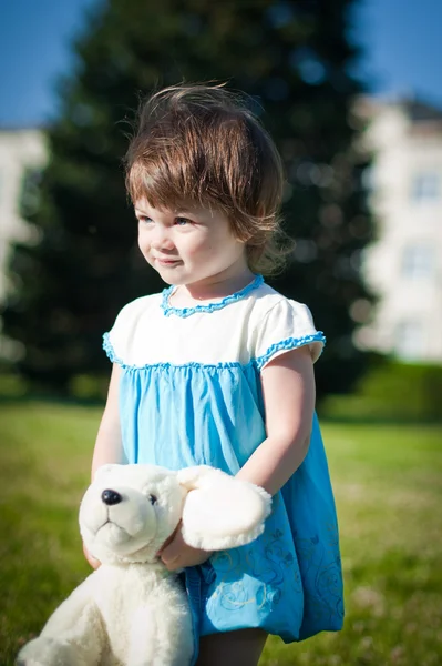A little girl in a summer park — Stock Photo, Image