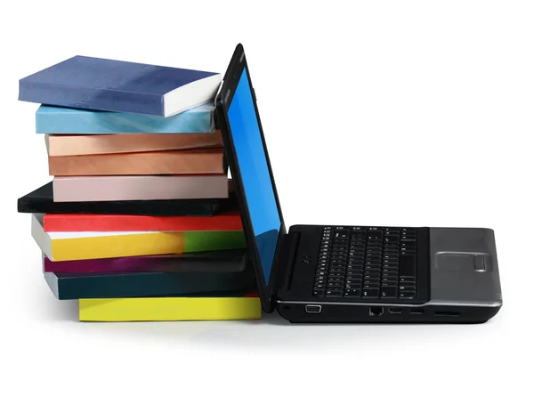 Livros com um laptop — Fotografia de Stock