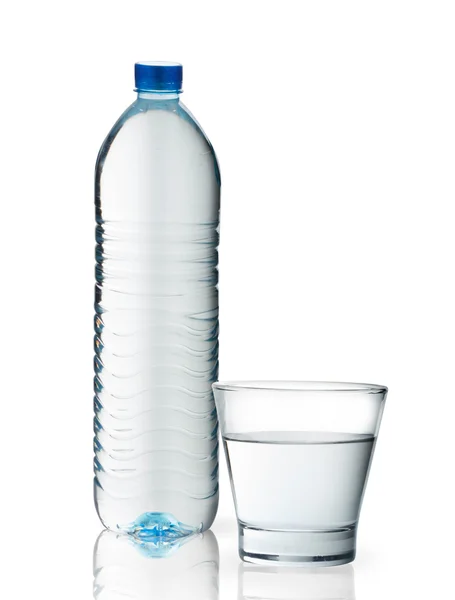 Garrafa de água e vidro — Fotografia de Stock