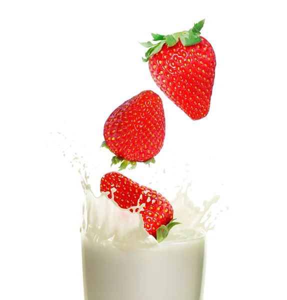 Jordgubbar och mjölk — Stockfoto