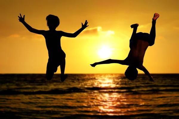 子どもたちは海をジャンプ — ストック写真