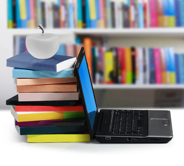 Bücher mit Laptop — Stockfoto
