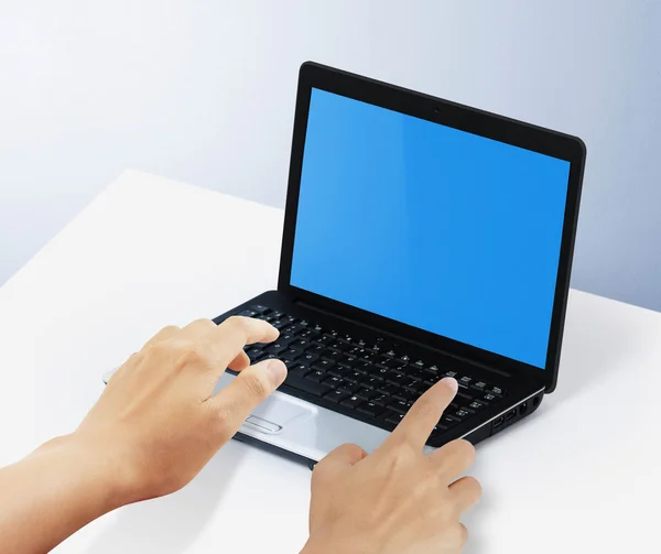Mãos em um laptop — Fotografia de Stock