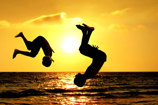 Crianças saltando mar — Fotografia de Stock