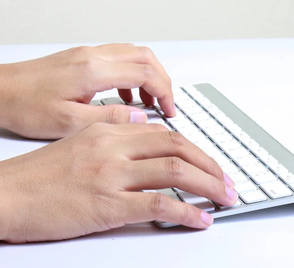Mãos digitando no teclado do computador — Fotografia de Stock