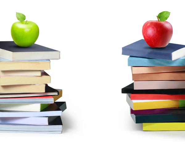 Högen med böcker och apple — Stockfoto