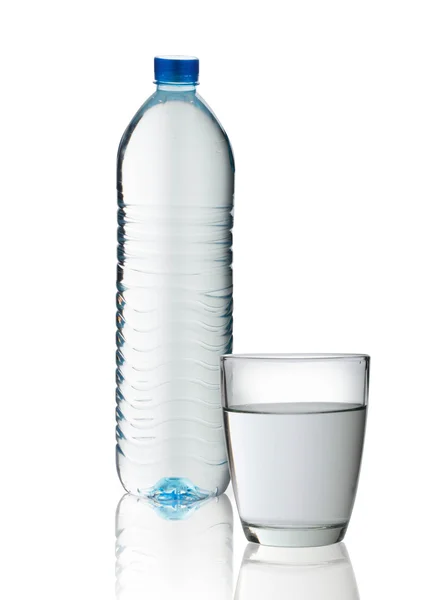 Flasche Wasser und Glas — Stockfoto