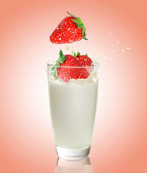 Φράουλα ands γάλα — Φωτογραφία Αρχείου