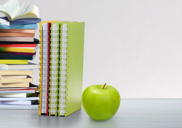 Apilar libros y manzana —  Fotos de Stock