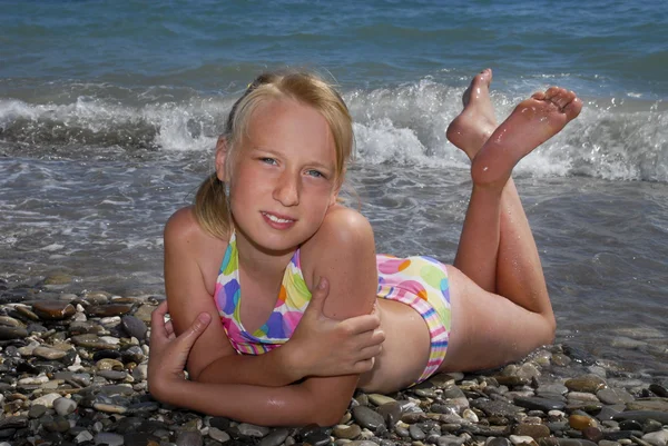 Het meisje op een strand Stockfoto