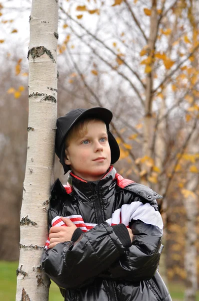 Dítě stojí o strom — Stock fotografie