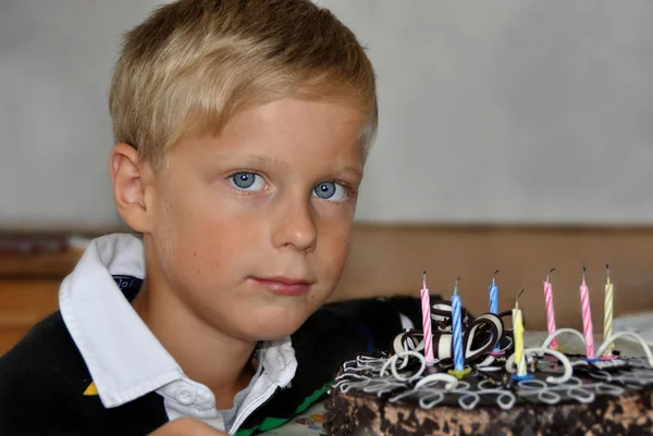 Chlapec slaví narozeniny — Stock fotografie