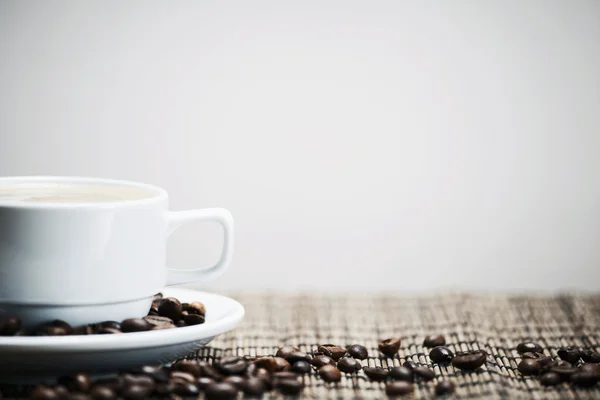 ถ้วยกาแฟสีขาวบนพื้นหลังสีขาว — ภาพถ่ายสต็อก