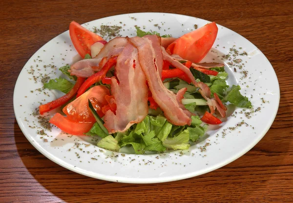 Kinkku salaatti ja tomaatti — kuvapankkivalokuva