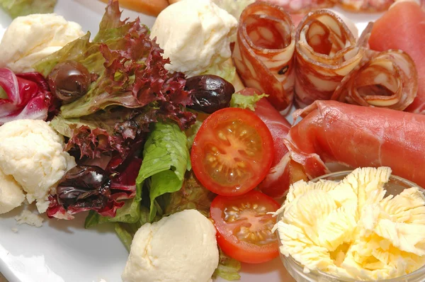 Овощи салат с сыром салями — стоковое фото