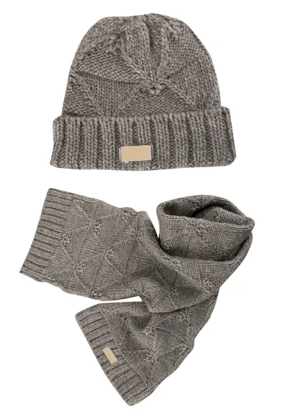 Cappello e sciarpa invernali in maglia calda di lana grigia — Foto Stock