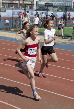 Atletizm bölgesel rekabet Urallar, stadyum Dinamo çalışan genç kadın sporcular gençler şampiyonu.