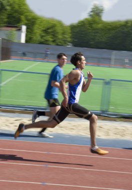 Atletizm bölgesel rekabet Urallar, stadyum Dinamo çalışan genç kadın sporcular gençler şampiyonu.