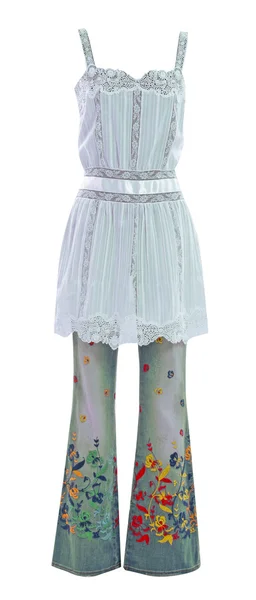 Białe koronkowe sukienki, spodenki jeans — Zdjęcie stockowe