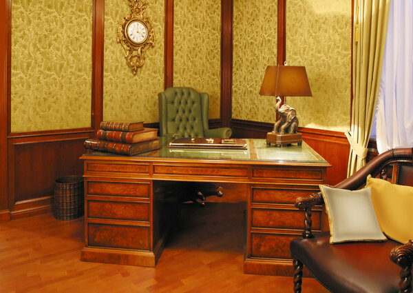 Желтый шкаф
