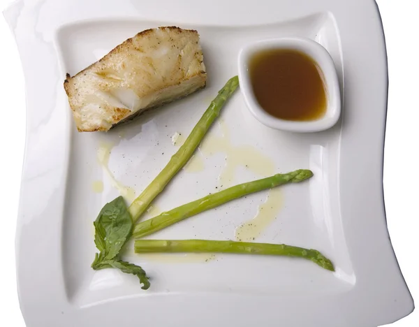 Kavrulmuş Dana eti üzerinde beyaz yemek kuşkonmaz ile servis — Stok fotoğraf