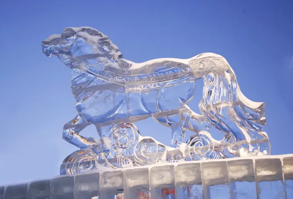 Concours sculptures sur glace, œuvres des meilleurs sculpteurs de l'Oural classés prix — Photo