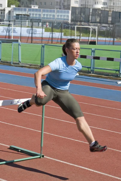 운동경기에 있는 지역 경쟁 챔피언 urals, 젊은 여성 선수 경기장 디나모 주위를 실행의 후배. — 스톡 사진
