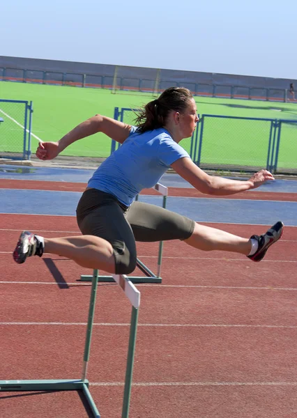 Περιφερειακό ανταγωνισμό στον αθλητισμό πρωταθλητής από τα Ουράλια, νεαρές γυναίκες αθλητές που τρέχει γύρω από το στάδιο Ντιναμό. — Φωτογραφία Αρχείου