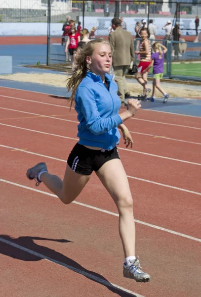 Compétition régionale en champion d'athlétisme junior de l'Oural, jeunes athlètes féminines qui courent autour du stade Dynamo . — Photo