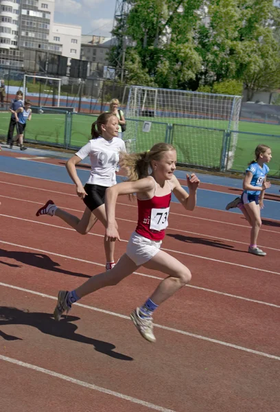 Competição regional no Athletics Champion Juniors of Urals, jovens atletas do sexo feminino correndo ao redor do estádio Dynamo . — Fotografia de Stock